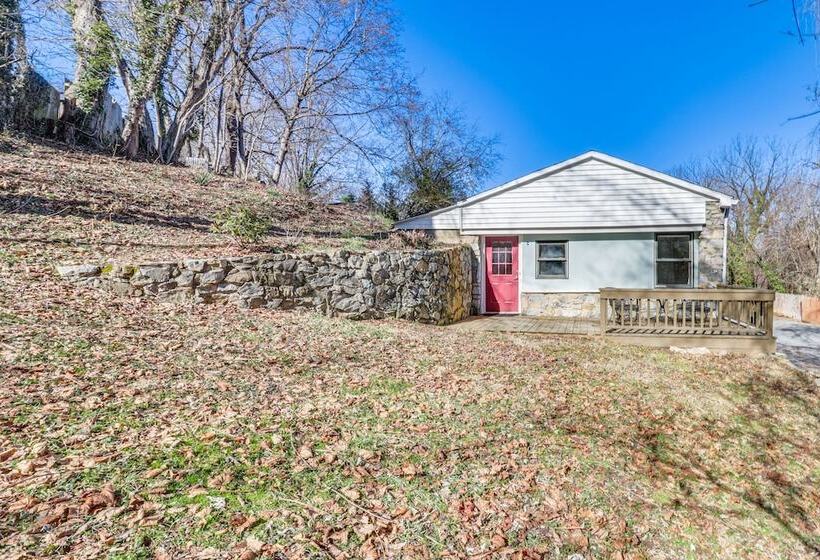Eclectic Stone Cottage, Walk To Downtown Staunton!