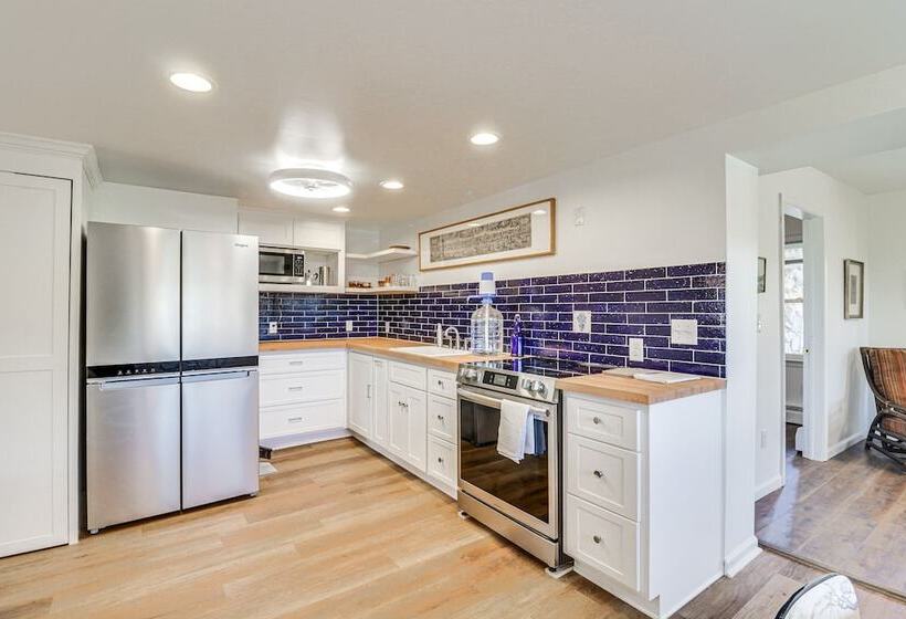 Eclectic Stone Cottage, Walk To Downtown Staunton!