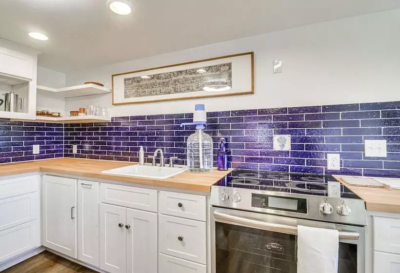 Eclectic Stone Cottage, Walk To Downtown Staunton!