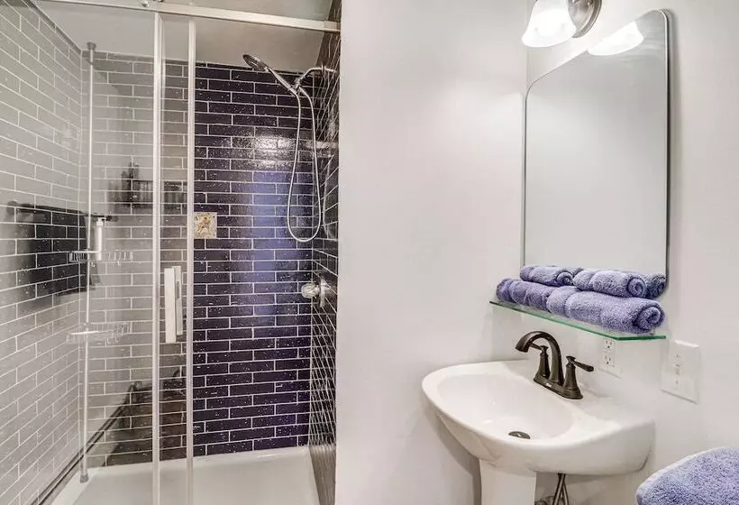 Eclectic Stone Cottage, Walk To Downtown Staunton!