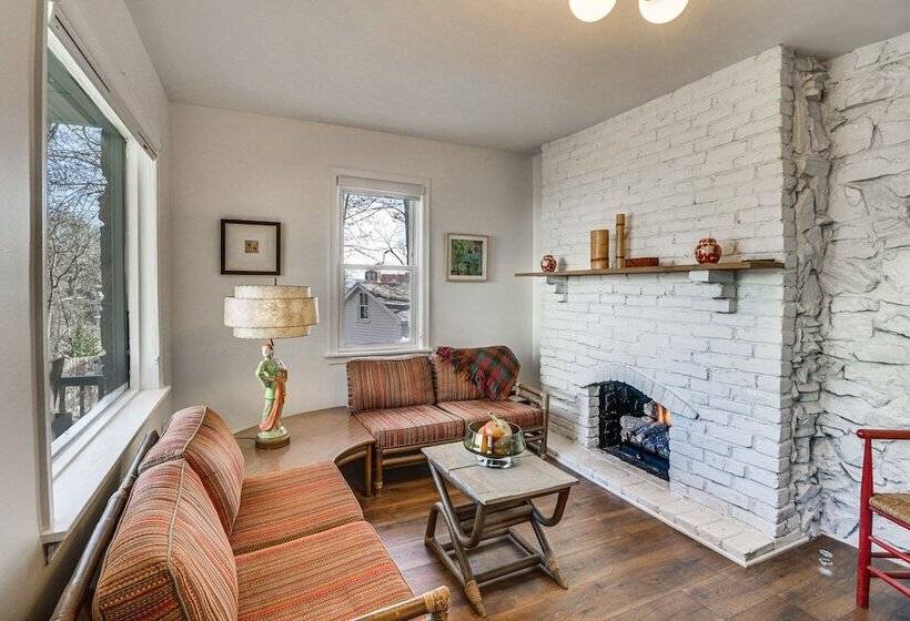 Eclectic Stone Cottage, Walk To Downtown Staunton!