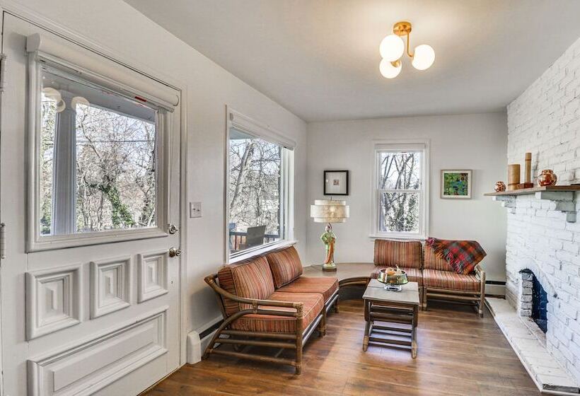 Eclectic Stone Cottage, Walk To Downtown Staunton!