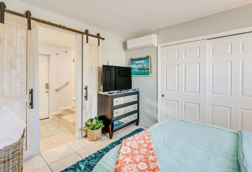 Port Charlotte Paradise W/ Private Outdoor Oasis!