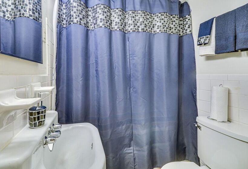 Quaint St Louis Home ~ 6 Mi To Downtown!