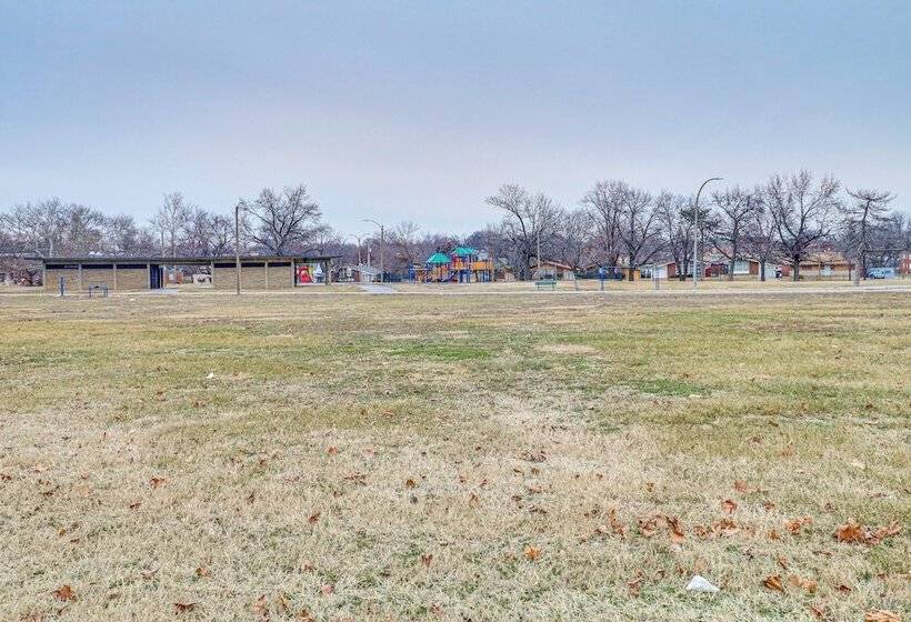 Quaint St Louis Home ~ 6 Mi To Downtown!