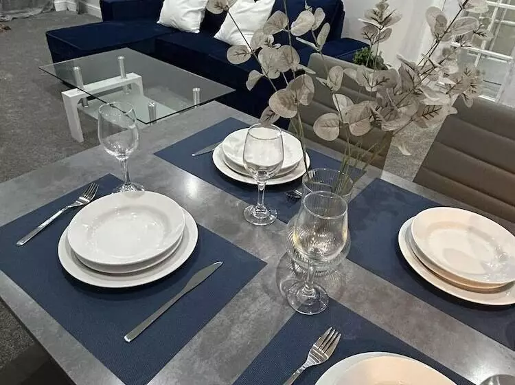 Residenssi Charming 3 Bed House In Staines