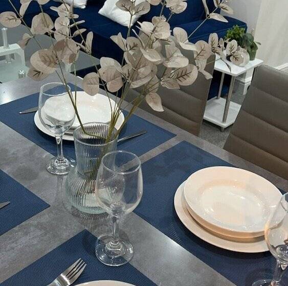 Резиденция Charming 3 Bed House In Staines