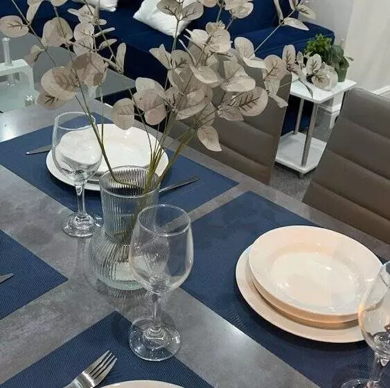 Residenssi Charming 3 Bed House In Staines