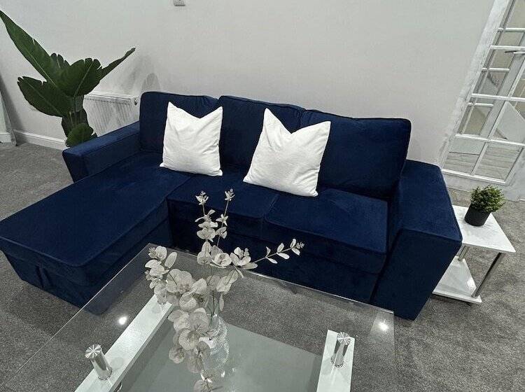 Резиденция Charming 3 Bed House In Staines