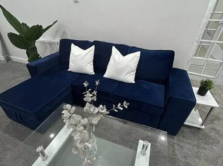 Residenssi Charming 3 Bed House In Staines