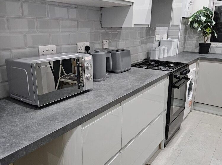 Резиденция Charming 3 Bed House In Staines