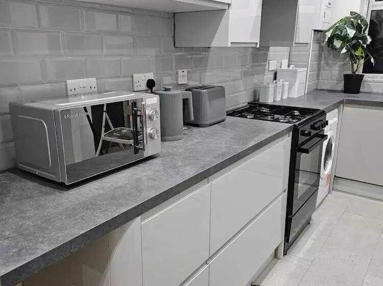 Residenssi Charming 3 Bed House In Staines