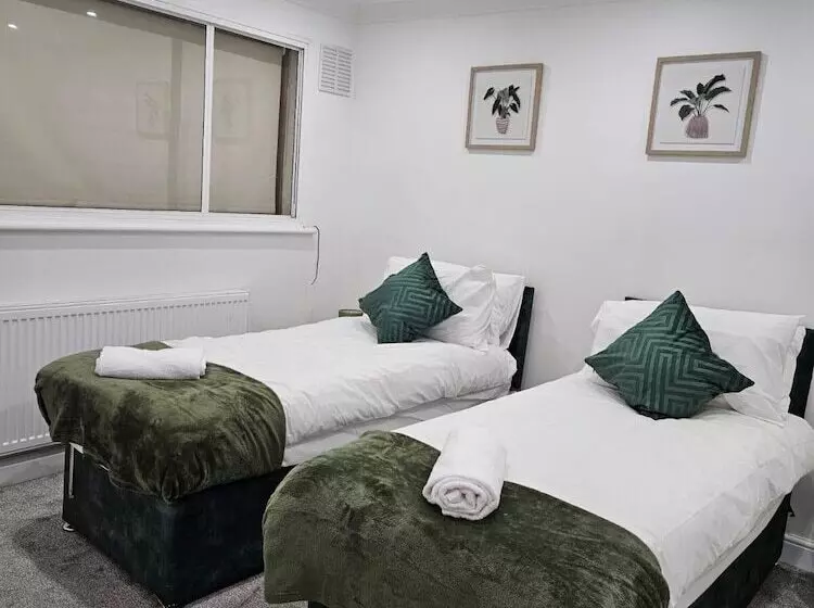 Residenssi Charming 3 Bed House In Staines