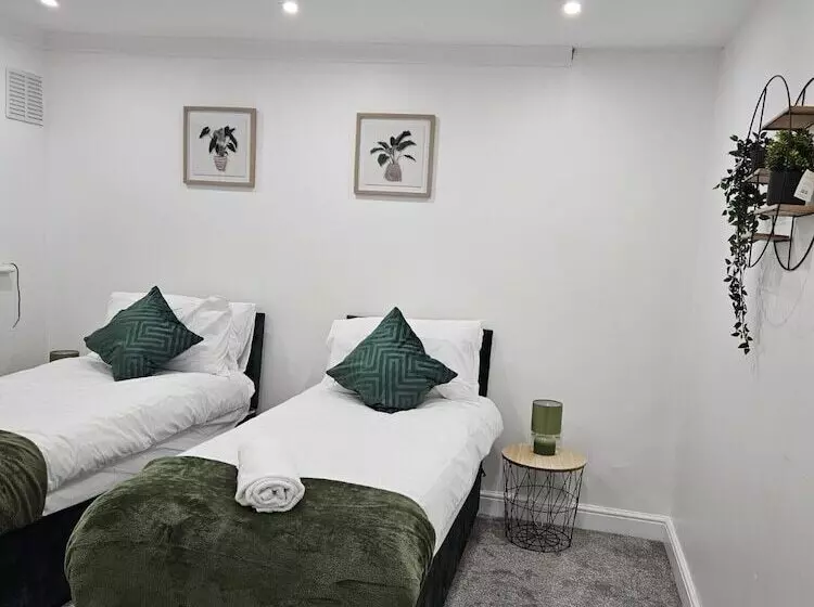 Residenssi Charming 3 Bed House In Staines