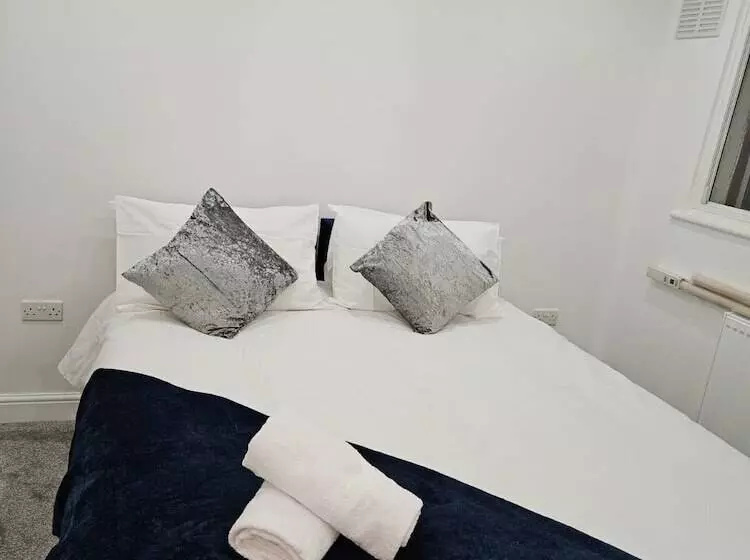 Residenssi Charming 3 Bed House In Staines