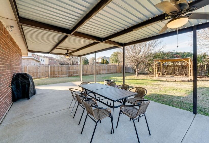 Saginaw Home W/ Fenced Yard: 11 Mi To Fort Worth!