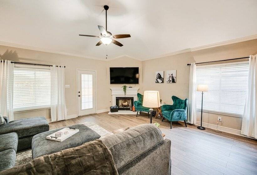 Saginaw Home W/ Fenced Yard: 11 Mi To Fort Worth!