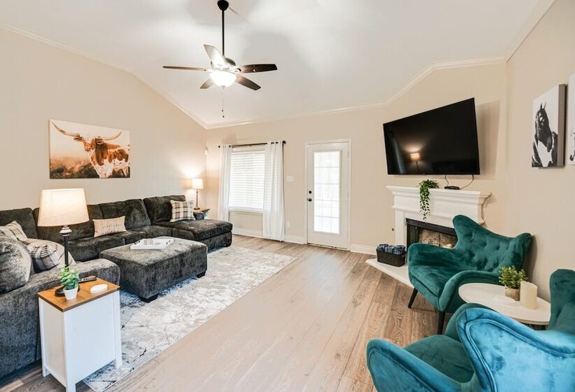 Saginaw Home W/ Fenced Yard: 11 Mi To Fort Worth!