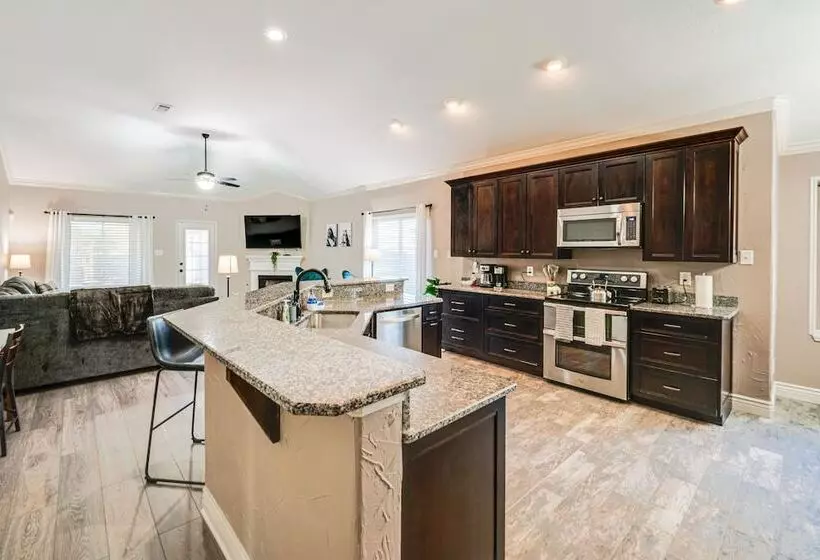 Saginaw Home W/ Fenced Yard: 11 Mi To Fort Worth!