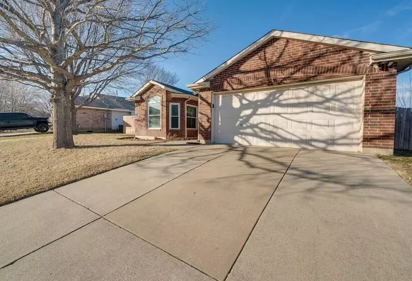 Saginaw Home W/ Fenced Yard: 11 Mi To Fort Worth!