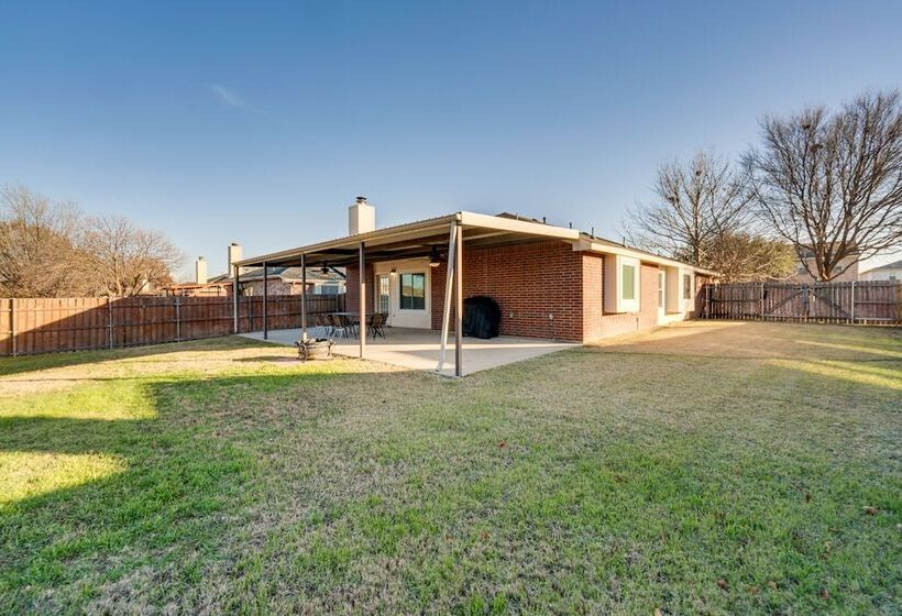 Saginaw Home W/ Fenced Yard: 11 Mi To Fort Worth!