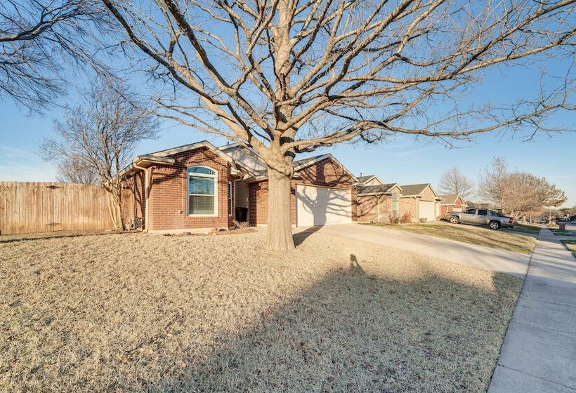 Saginaw Home W/ Fenced Yard: 11 Mi To Fort Worth!