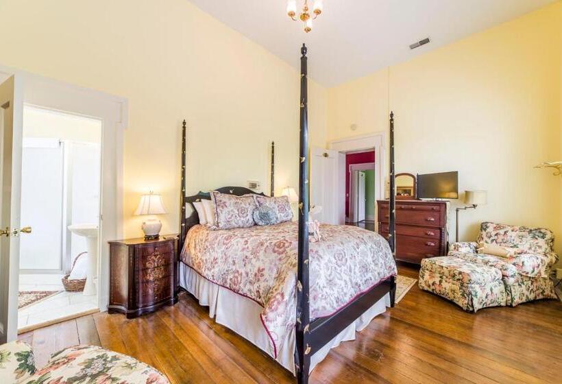 Bourbon Manor Bed & Breakfast Inn