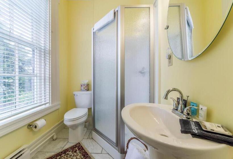 Bourbon Manor Bed & Breakfast Inn