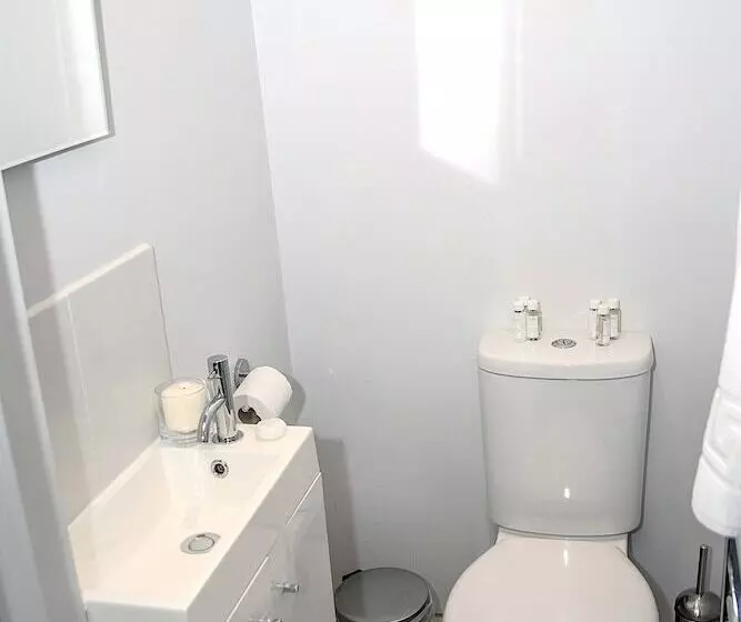 Hotelli Base Serviced Apartments  City Road