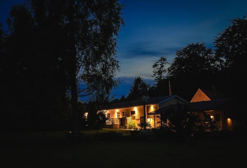 Hotel By The Bridge Bed & Breakfast