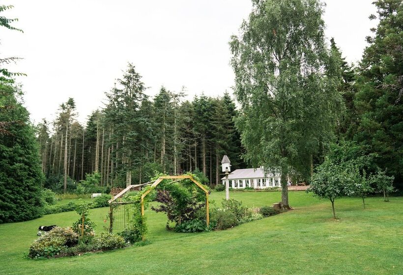 Hotel By The Bridge Bed & Breakfast