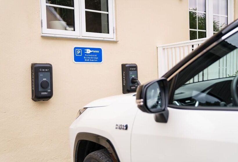 Hotel By The Bridge Bed & Breakfast