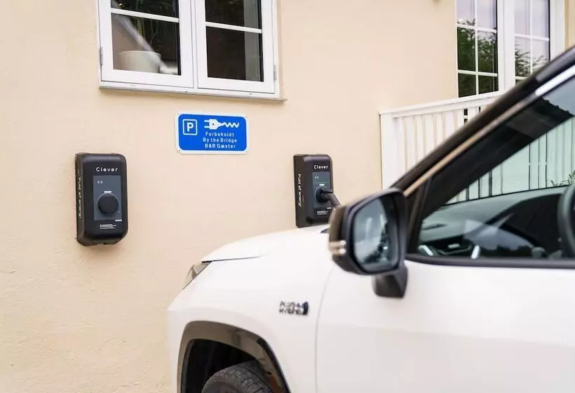 هتل By The Bridge Bed & Breakfast