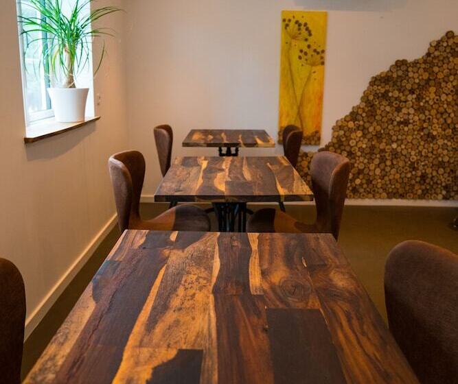 Hotel By The Bridge Bed & Breakfast