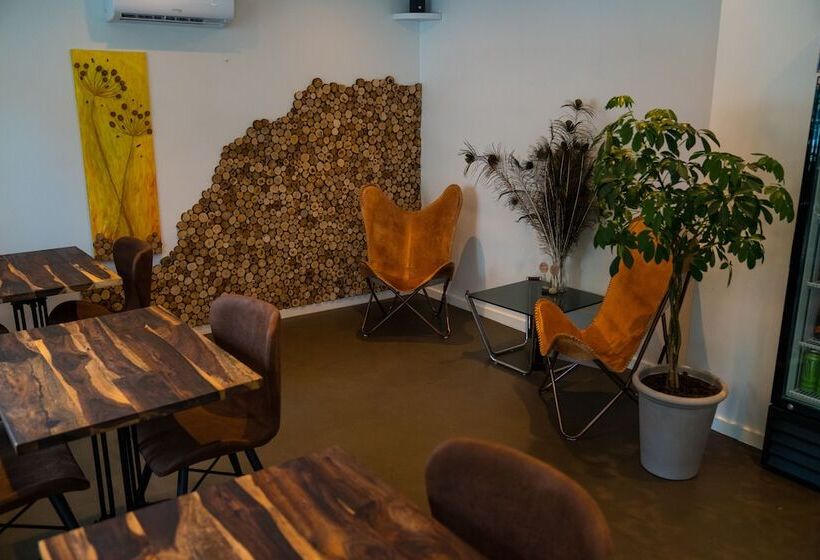 Hotel By The Bridge Bed & Breakfast