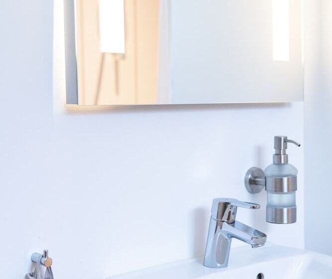 Hotel By The Bridge Bed & Breakfast