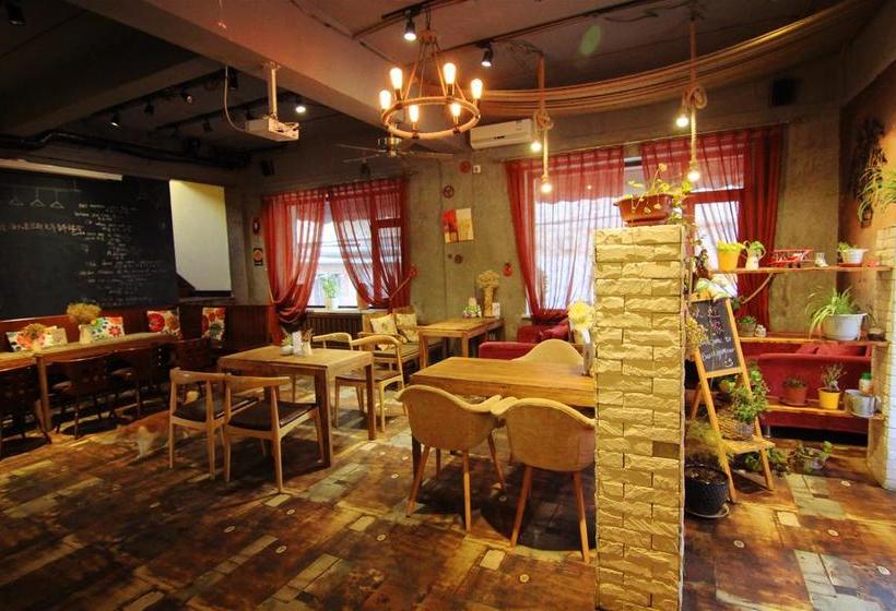 Отель Buzz Lightyear Youth Hostel