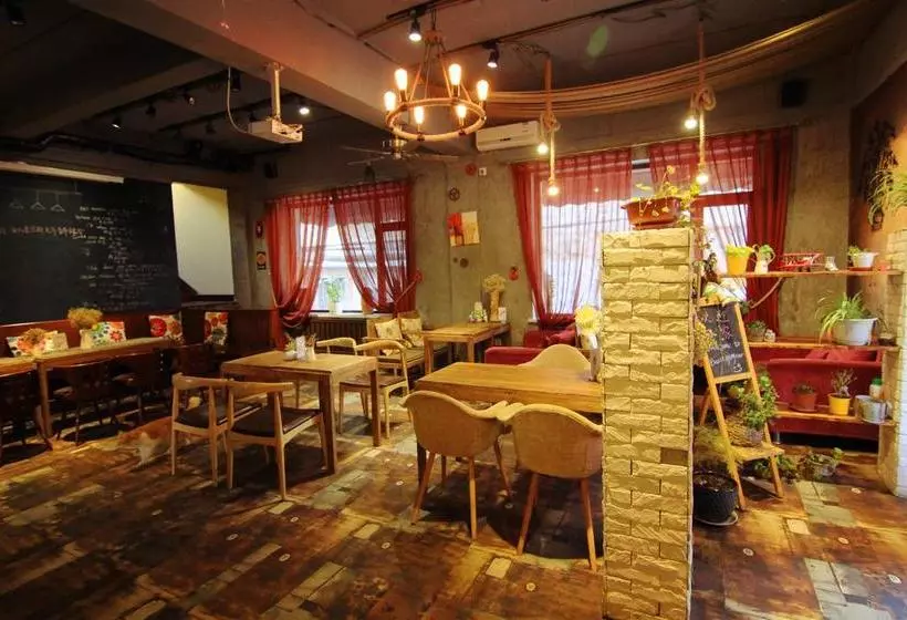 هتل Buzz Lightyear Youth Hostel