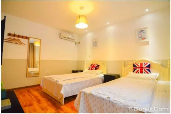 هتل Buzz Lightyear Youth Hostel