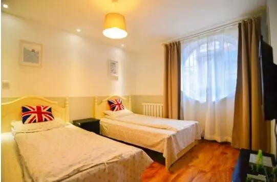 هتل Buzz Lightyear Youth Hostel