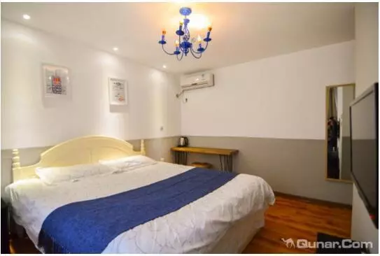 هتل Buzz Lightyear Youth Hostel