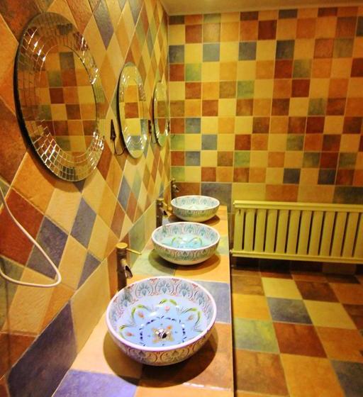 Отель Buzz Lightyear Youth Hostel