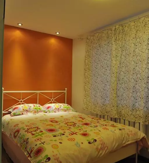 هتل Buzz Lightyear Youth Hostel