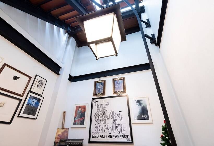 هاستل The Secret Service Bed & Breakfast