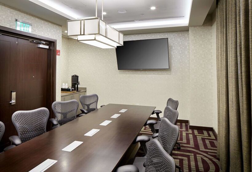 בית מלון כפרי Hilton Garden Inn Roslyn