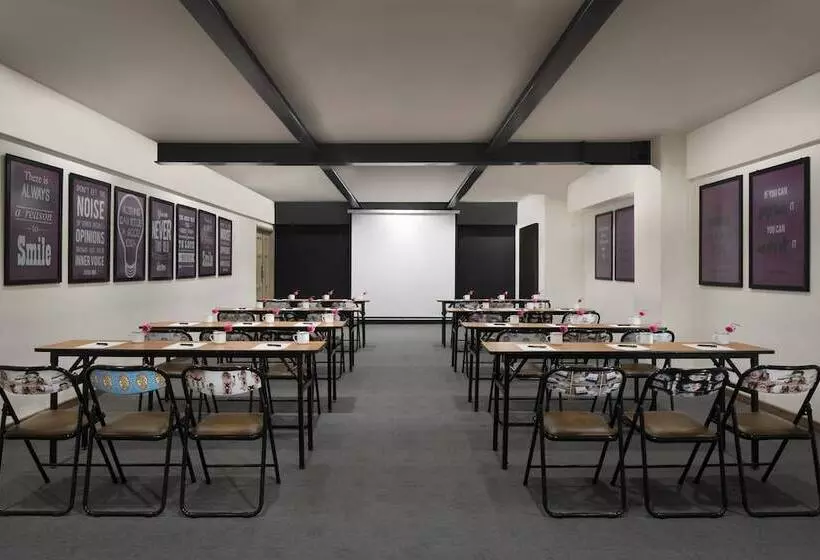 Szálloda Moxy Bandung