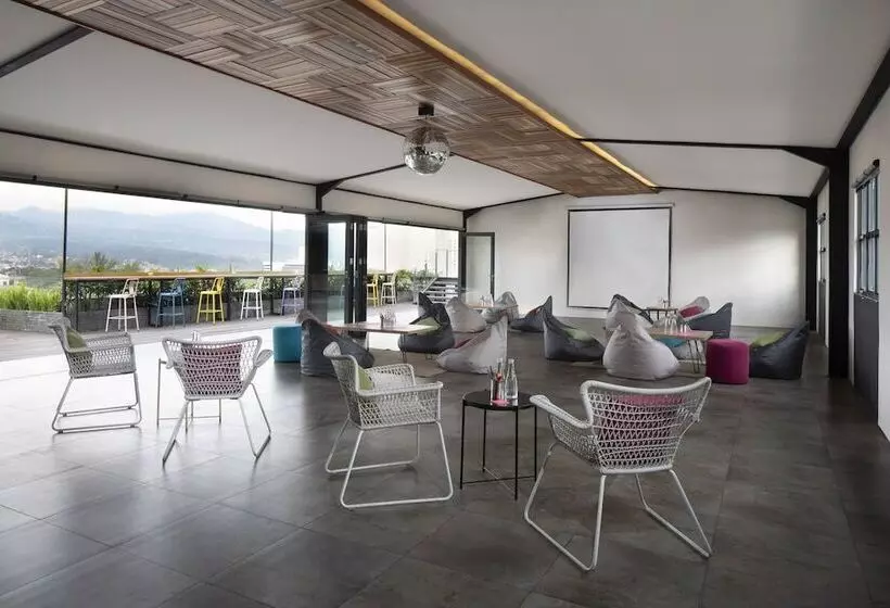 Szálloda Moxy Bandung