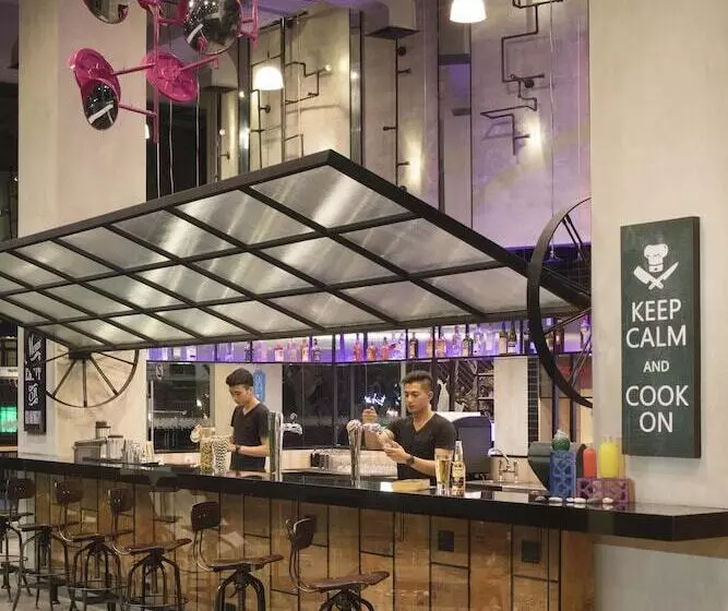 Szálloda Moxy Bandung