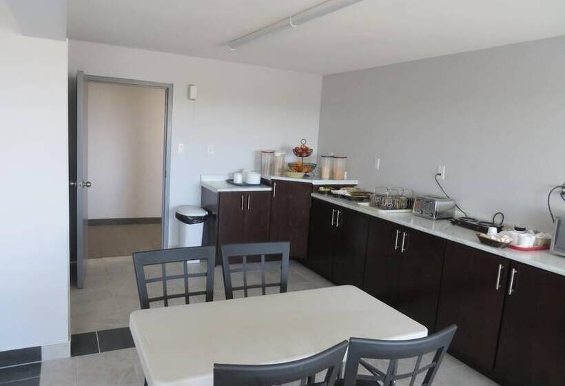 فندق Travelodge By Wyndham Rosetown