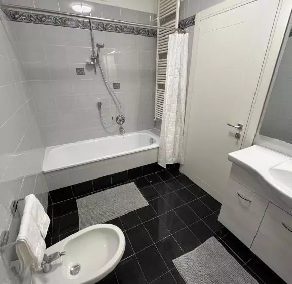 B&b Alessandro Private Room & Bathroom In Shared Apartment